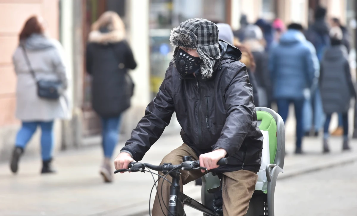 Mieszkańcy stolicy Małopolski oddychają dziś powietrzem bardzo złej jakości. Jest tak źle, że Kraków znalazł się na drugim miejscu (stan na godzinę 11) w rankingu miast z najgorszym powietrzem na świecie według AirVisualy. Ranking nie obejmuje mniejszych polskich miejscowości, w których powietrze jest jeszcze gorsze.