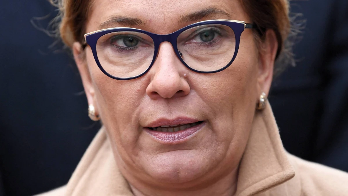 Faktura, którą ujawniła "Gazeta Wyborcza" nie jest podstawą do dokonania płatności, bo w niej nie wiadomo, o co chodzi. Taką fakturę każdy może wystawić każdemu - mówi rzeczniczka PiS Beata Mazurek.