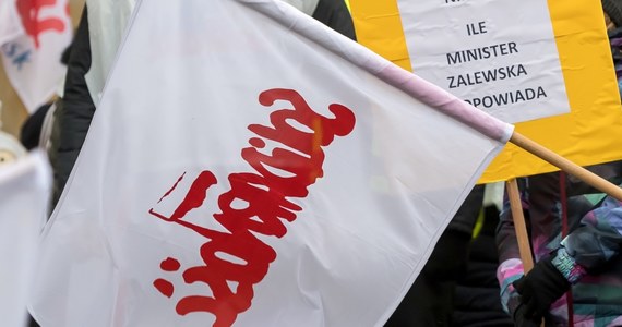 Nauczyciele-związkowcy z “Solidarności" w Poznaniu wezwani na dywanik do szefa związku Piotra Dudy. Jak  dowiedział się reporter RMF FM taka decyzja zapadła na ostatnim posiedzeniu Sztabu Protestacyjno-Strajkowego. Powodem awantury ma być decyzja związkowców z Poznania o współpracy z lokalnymi strukturami Związku Nauczycielstwa Polskiego.