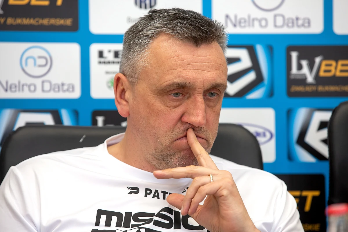 Zagłębie Sosnowiec po 20 kolejkach ekstraklasy zajmuje ostatnie miejsce w tabeli i ma tylko 12 punktów na koncie. Po ostatnim grudniowym meczu litewski trener drużyny z Sosnowca Valdas Ivanauskas określił stojące przed zespołem zadanie jako "mission impossible". Zagłębie będzie miało bardzo trudne zadanie, by utrzymać się w lidze. Pomóc mają w tym nowi zawodnicy. 