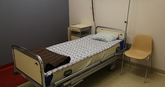 Trzy tysiące czterysta łóżek zlikwidowano w polskich szpitalach od początku roku - wynika z najnowszych danych Ministerstwa Zdrowia. To efekt nowych norm dotyczących zatrudniania pielęgniarek. Od stycznia na pięć szpitalnych łóżek muszą przypadać dwie, a nie - jak wcześniej - jedna pielęgniarka. Resort zdrowia argumentuje to tym, że coraz więcej pacjentów leczonych jest w ramach opieki ambulatoryjnej, czyli bez konieczności noclegu w szpitalu. Zapewnia też, że w styczniu liczba świadczeń udzielanych pacjentów nie zmniejszyła się.