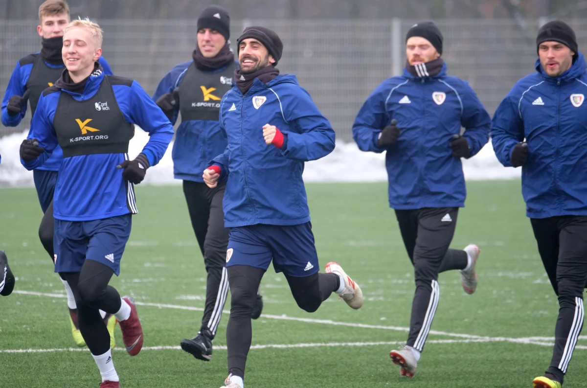 Cel to jak najszybsze zapewnienie sobie miejsca w tabeli piłkarskiej Lotto Ekstraklasy. Piast Gliwice nie wyobraża sobie wypadnięcia poza czołową ósemkę. Przed startem rundy wiosennej znajduje się na 6. miejscu i traci do lidera 11 punktów. Piłkarze deklarują, że przed piłkarską wiosną patrzą w górę, ale muszą zerkać też na dół, bo o górną część tabeli zawalczy na pewno Cracovia, mająca zaledwie 4 punkty straty do Piasta. 