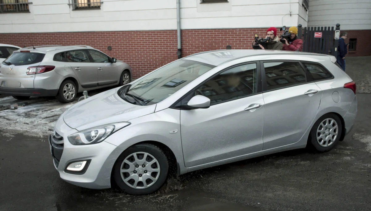 Zarzuty korupcyjne oraz niedopełnienia obowiązków usłyszało pięcioro osób zatrzymanych w środę w sprawie reprywatyzacji warszawskich nieruchomości. Wobec trzech - handlarza roszczeniami, jego pełnomocnika i byłego głównego specjalisty w BGN - są wnioski o areszt.