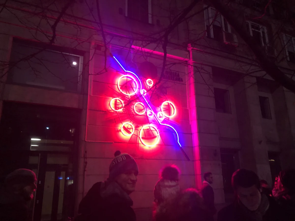 Wielka Warszawa - tak nazywa się neon, który dziś wieczorem rozbłysnął w centrum stolicy, przy ulicy Marszałkowskiej. Neon ma nawiązywać do dawnych kolorowych świateł, które rozświetlały przedwojenną Warszawę nocą. O jego powstaniu zdecydowali mieszkańcy, w ramach budżetu obywatelskiego.