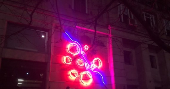 Wielka Warszawa - tak nazywa się neon, który dziś wieczorem rozbłysnął w centrum stolicy, przy ulicy Marszałkowskiej. Neon ma nawiązywać do dawnych kolorowych świateł, które rozświetlały przedwojenną Warszawę nocą. O jego powstaniu zdecydowali mieszkańcy, w ramach budżetu obywatelskiego.