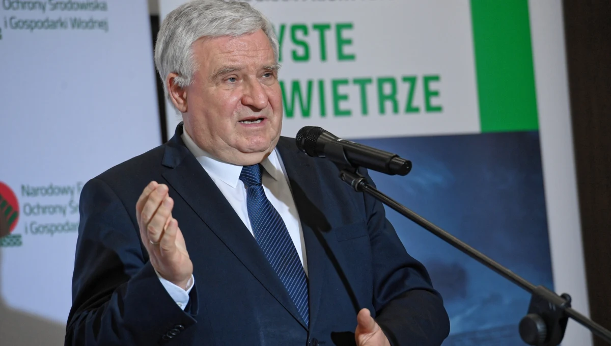 Dlaczego w ustawie lustracyjnej zastosowano wyjątek, by prezes NFOŚiGW nie został objęty obowiązkiem ujawnienia, czy współpracował z SB? - pyta "Rzeczpospolita". Z kolei sam Kazimierz Kujda, w wydanym wieczorem oświadczeniu zapewnia, że nigdy nie podjął z SB współpracy, która "doprowadziłaby do czyjejś krzywdy". Kujda Narodowym Funduszem Ochrony Środowiska i Gospodarki Wodnej kieruje od 2015 roku.