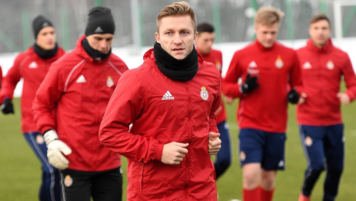 Bardzo tendencyjne pytanie, ale pokazujące cele piłkarzy grających w ekstraklasie. Nie od dziś wiadomo, że część zawodników idzie do Legii dla kasy. Nikt mi nie powie, że Carlitos - który najpierw pokazywał odwróconą eLkę, później stwierdził, że od zawsze chciał grać na Łazienkowskiej, a teraz po pół roku gry w Warszawie poważnie zastanawia się nad wyjazdem do Stanów – przeszedł do Legii z miłości do klubu. 