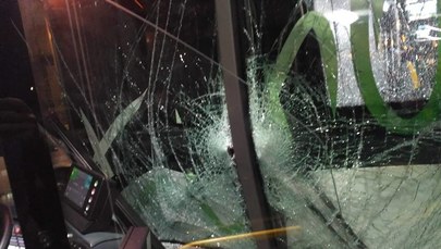 Kraków: 78-latek zaatakował w autobusie młodą kobietę. Postawiono mu zarzuty