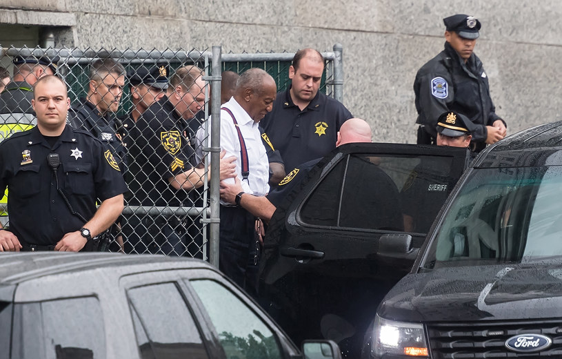 Komik Bill Cosby, który we wrześniu 2018 roku został skazany za napaść seksualną na karę od 3 do 10 lat pozbawienia wolności, swoje pierwsze miesiące w więzieniu spędził w odosobnieniu. Od 28 stycznia 2019 roku aktor ma kontakt z innymi więźniami.