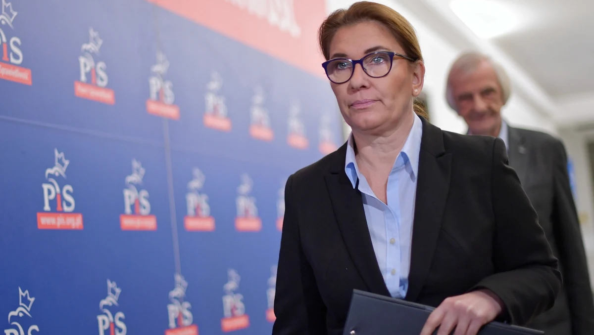 Sprawa Kazimierza Kujdy jest dla nas zaskoczeniem, nikt z naszego środowiska nie wiedział o jego przeszłości; czekamy na złożenie dokumentów do sądu lustracyjnego - podkreśliła rzeczniczka PiS Beata Mazurek. Kazimierz Kujda to wieloletni prezes spółki Srebrna. 