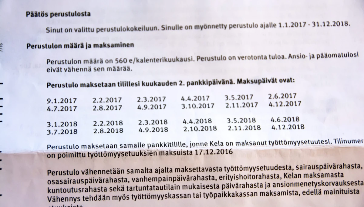 Dochód podstawowy w wysokości 560 euro miesięcznie, nieopodatkowany i wypłacany niezależnie od innego rodzaju dochodów, nie wpłynął pozytywnie na zatrudnienie, ale poprawił "poczucie dobrobytu" u odbiorców świadczenia - wynika z ogłoszonego raportu.