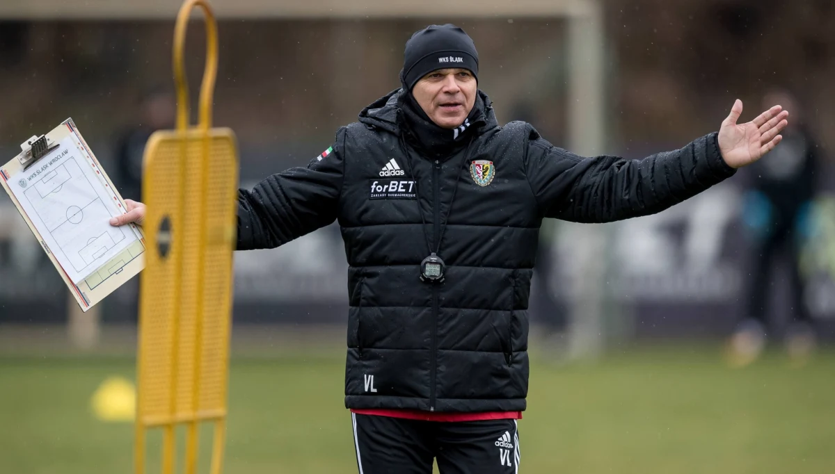 Piłkarze Śląska Wrocław rozpoczną jutro rundę wiosenną Ekstraklasy. Zespół zajmuje po słabej jesieni dopiero 14. miejsce w tabeli i będzie musiał bronić się przed spadkiem. "Na razie chcemy odbić się od dna. Później pomyślimy o jakichś innych celach" - mówi w rozmowie z RMF FM pomocnik Śląsk Robert Pich. Drużyna rozpocznie piłkarską wiosnę pod wodzą nowego trener Czecha Vitezslava Lavicki.