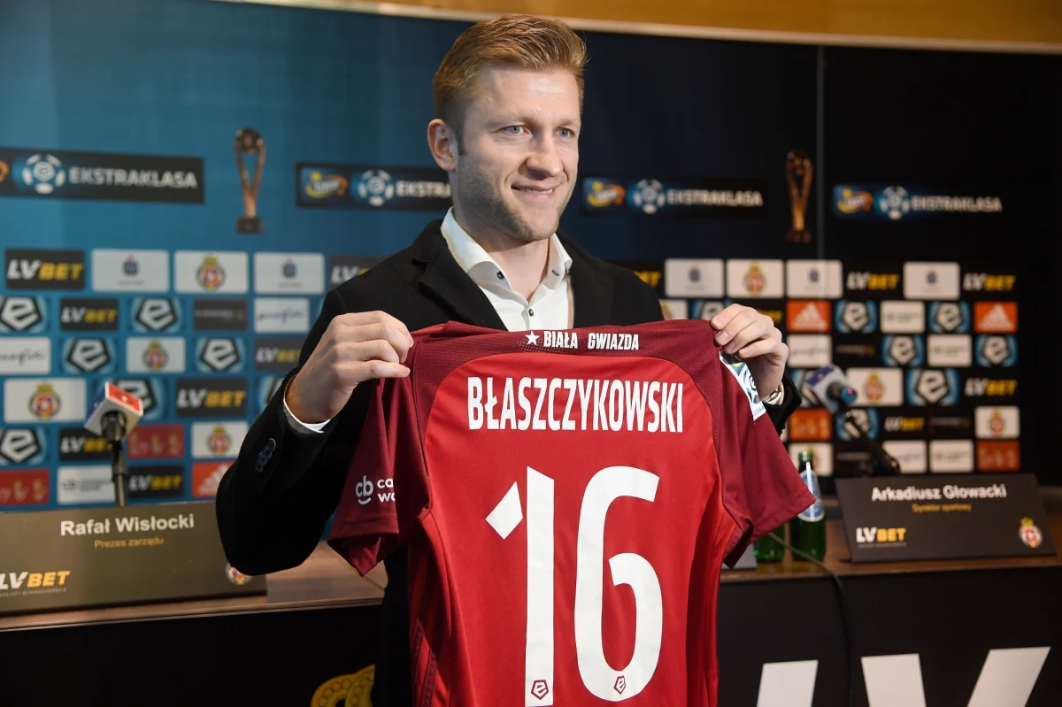 Kuba Błaszczykowski oficjalnie piłkarzem Wisły Kraków. "Zawsze walczyłem do końca i nie mogłem zostawić Wisły Kraków w potrzebie - to klub, który dał mi szansę zaistnieć" - mówił na oficjalnej prezentacji w drużynie "Białej Gwiazdy".
