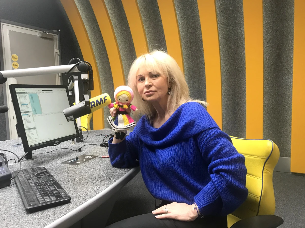 Nauczyciele z przedszkola w Alwerni w Małopolsce wpadli na nietypowy pomysł, który ma ich podopiecznym pokazać różnorodność Polski i przybliżyć wszystkie regiony naszego kraju. Wysłali w podróż Pyzę, postać znaną z książeczki dla dzieci. Zrobiona na szydełku laleczka zawędrowała także do radia RMF FM w Krakowie.