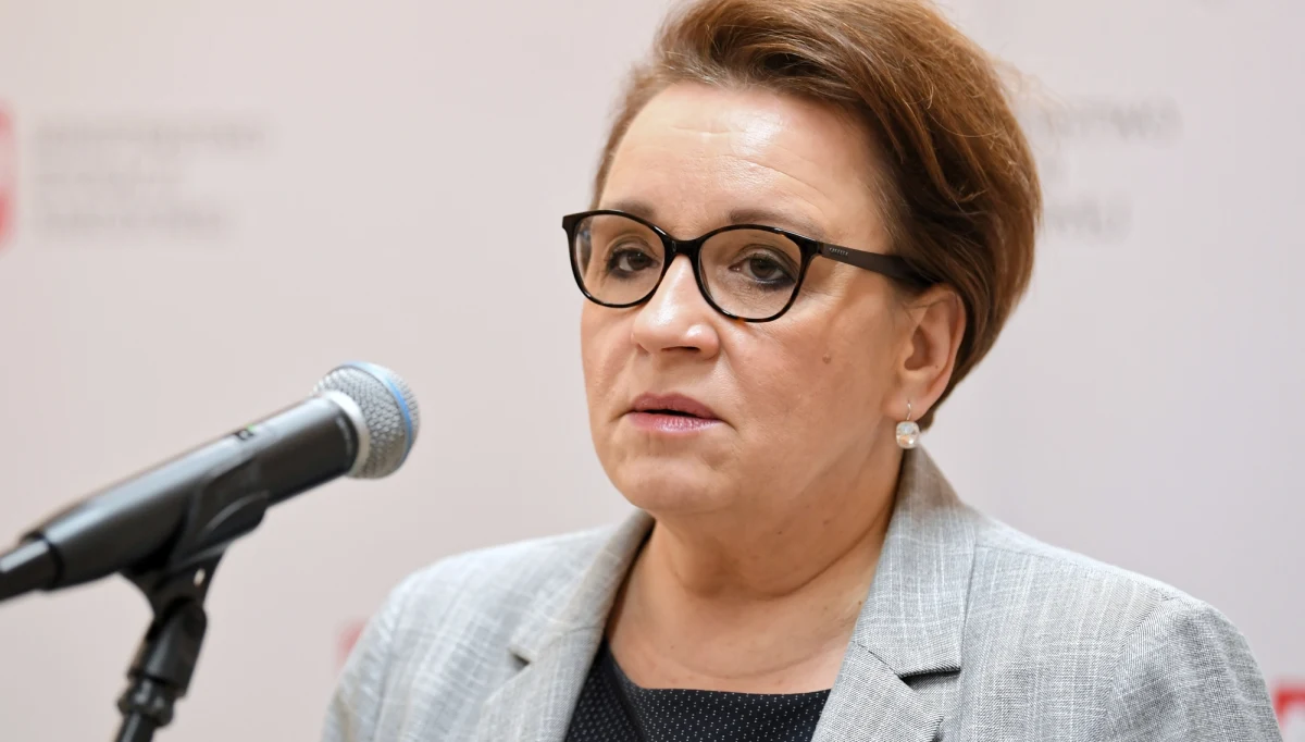 Minister edukacji narodowej Anna Zalewska podpisała rozporządzenie w sprawie minimalnych stawek wynagrodzenia nauczycieli. Zgodnie z nim płace zasadnicze nauczycieli wzrosną od 1 stycznia 2019 roku, zależnie od stopnia awansu zawodowego, od 121 do 166 zł brutto.