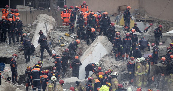 Nowy bilans środowego zawalenia się ośmiokondygnacyjnego budynku w Stambule to 15 ofiar śmiertelnych i 13 rannych. Siedem osób jest w szpitalu na intensywnej terapii - podał minister zdrowia Fahrettin Koca. 