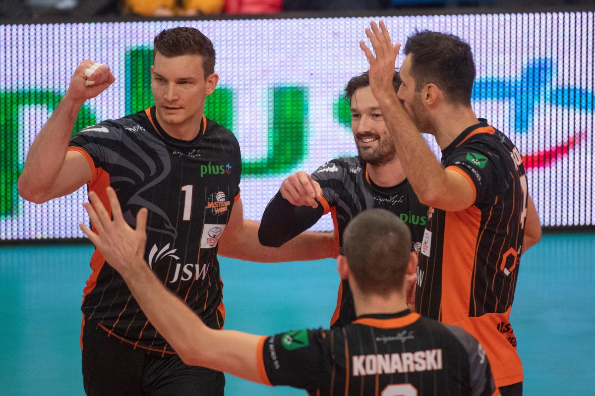 Rozgrywki PlusLigi powoli wkraczają w decydującą fazę. Każdy punkt jest na wagę złota, a każda przegrana ciąży podwójnie. W tej atmosferze zostanie rozegrany mecz pierwszej i trzeciej drużyny w tabeli. Hitowe starcie Jastrzębskiego Węgla i ZAKSY Kędzierzyn-Koźle już w sobotę o 14:45.