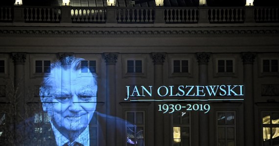 "Pożegnanie Jana Olszewskiego, wybitnego prawnika i polityka, premiera rządu wolnej i suwerennej Polski wymaga stosownej powagi; zarządzenie żałoby narodowej uważam za konieczne i w porozumieniu z premierem podejmę w tej sprawie odpowiednie czynności urzędowe" - oświadczył w piątek prezydent Andrzej Duda.
