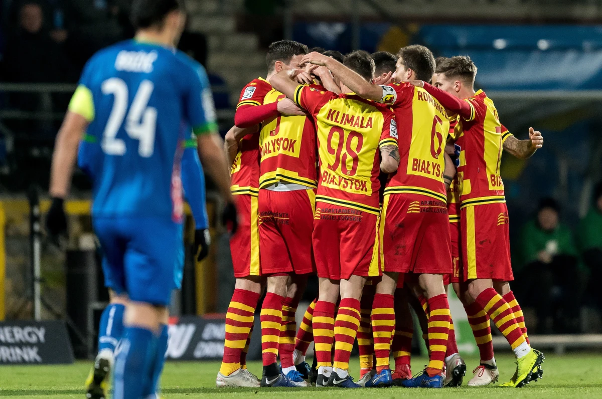 W pierwszym w tym roku meczu piłkarskiej ekstraklasy Jagiellonia Białystok pokonała w 21. kolejce na wyjeździe Miedź Legnica 3:0 i awansowała na trzecie miejsce. Na czwarte spadł Lech Poznań, który wieczorem uległ u siebie KGHM Zagłębiu Lubin 1:2.