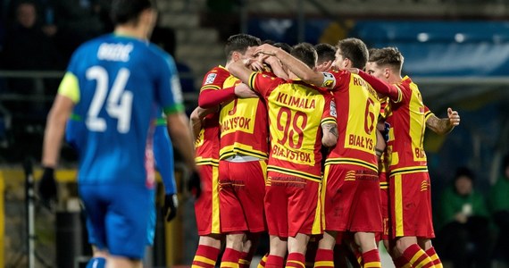 W pierwszym w tym roku meczu piłkarskiej ekstraklasy Jagiellonia Białystok pokonała w 21. kolejce na wyjeździe Miedź Legnica 3:0 i awansowała na trzecie miejsce. Na czwarte spadł Lech Poznań, który wieczorem uległ u siebie KGHM Zagłębiu Lubin 1:2.