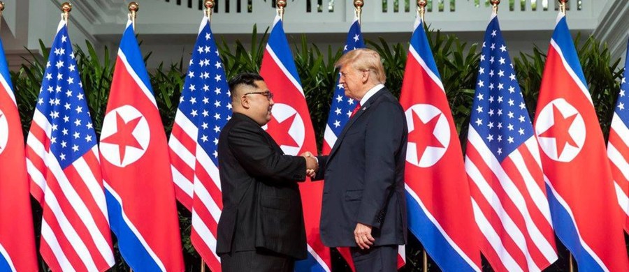 Prezydent USA Donald Trump poinformował, że jego drugie spotkanie z przywódcą Korei Północnej Kim Dzong Unem, które zaplanowane jest na 27 i 28 lutego, odbędzie się w Hanoi. "Moi przedstawiciele właśnie wrócili z Korei Północnej, gdzie odbyli bardzo produktywne rozmowy. Uzgodniono termin i miejsce drugiego szczytu z Kim Dzong Unem. Będzie on miał miejsce w Hanoi w dniach 27 i 28 lutego" - napisał Trump na Twitterze.