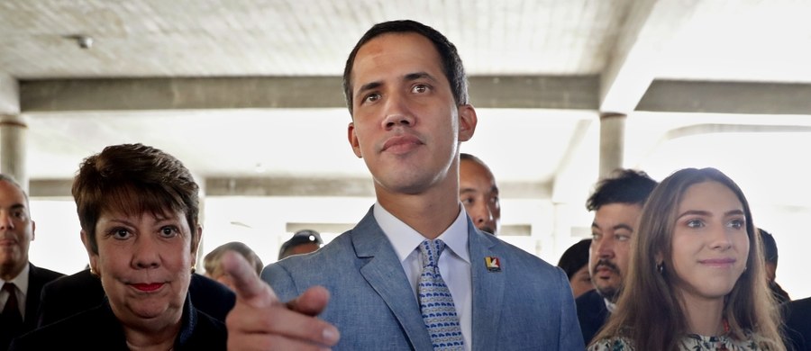 Tymczasowy prezydent Wenezueli Juan Guaido przyznał, że nie wyklucza zbrojnej interwencji USA w jego kraju w celu zmuszenia Nicolasa Maduro do oddania władzy i zakończenia kryzysu politycznego oraz humanitarnego - poinformowała agencja AFP. "Zrobimy wszystko, co konieczne, wszystko, co musimy zrobić, aby bronić ludzkiego życia, aby dzieci przestały umierać. To oczywiście bardzo kontrowersyjna kwestia, ale nasza suwerenność daje nam prerogatywy do tego, aby zrobić to, co jest konieczne" - powiedział Guaido.
