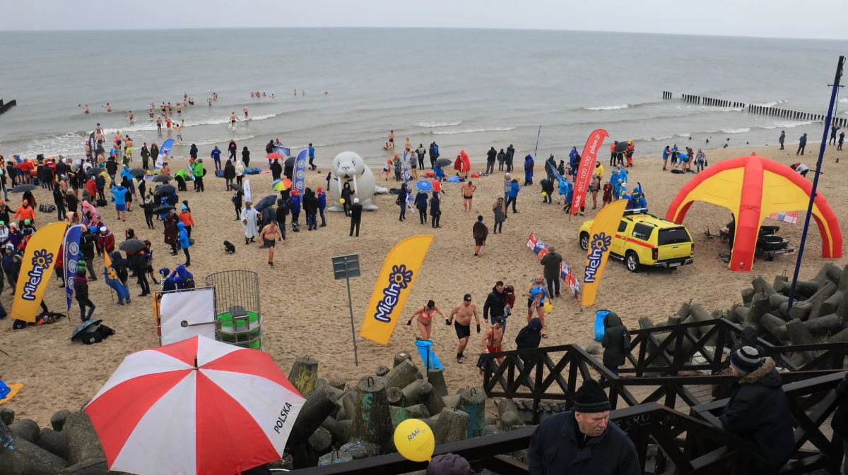 ​Mielno to stały punkt na mapie planujących wypoczynek nad morzem. W lecie to imprezowa stolica wybrzeża. W zimie plaże wcale nie pustoszeją. To miejsce upodobali sobie bowiem miłośnicy lodowatych kąpieli.