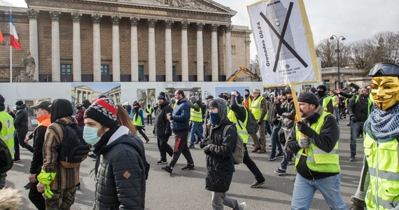 Jeden z uczestników odbywającej się w sobotę w Paryżu kolejnej demonstracji "żółtych kamizelek" stracił rękę w trakcie próby sforsowania ogrodzenia budynku Zgromadzenia Narodowego - poinformowała towarzysząca demonstrantom służba medyczna.