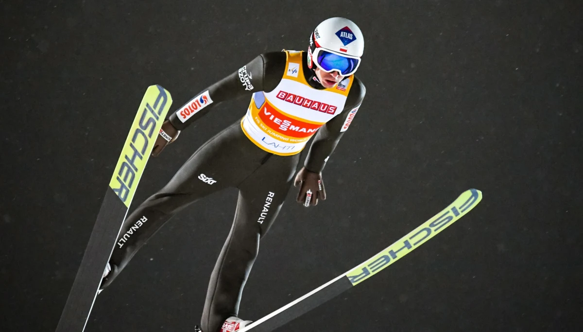 Polacy, w składzie: Jakub Wolny, Piotr Żyła, Dawid Kubacki i Kamil Stoch, zajęli czwarte miejsce w drużynowym konkursie Pucharu Świata w skokach narciarskich w Lahti. Triumfowali Austriacy, przed Niemcami i Japończykami.