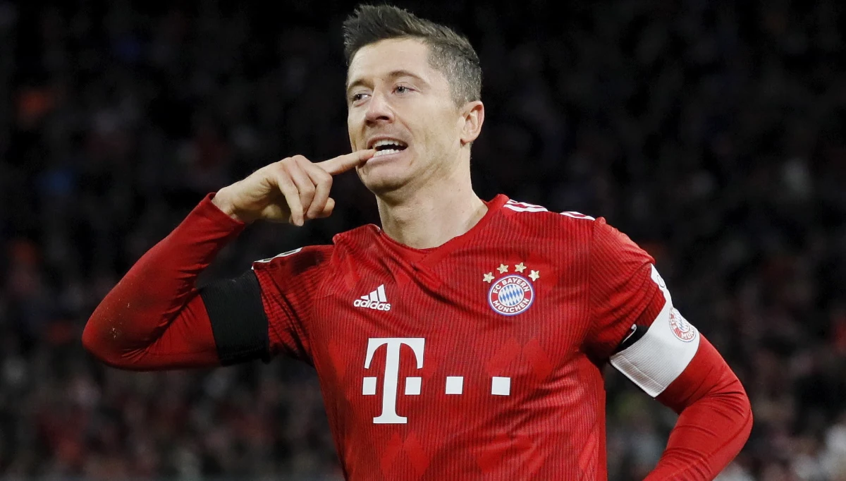 Piłkarz Bayernu Monachium Robert Lewandowski wypracował pierwszą bramkę, zdobył drugą i asystował przy trzeciej w wygranym u siebie meczu z Schalke 04 Gelsenkirchen 3:1 w 21. kolejce niemieckiej ekstraklasy. Liderem tabeli pozostała Borussia Dortmund.
