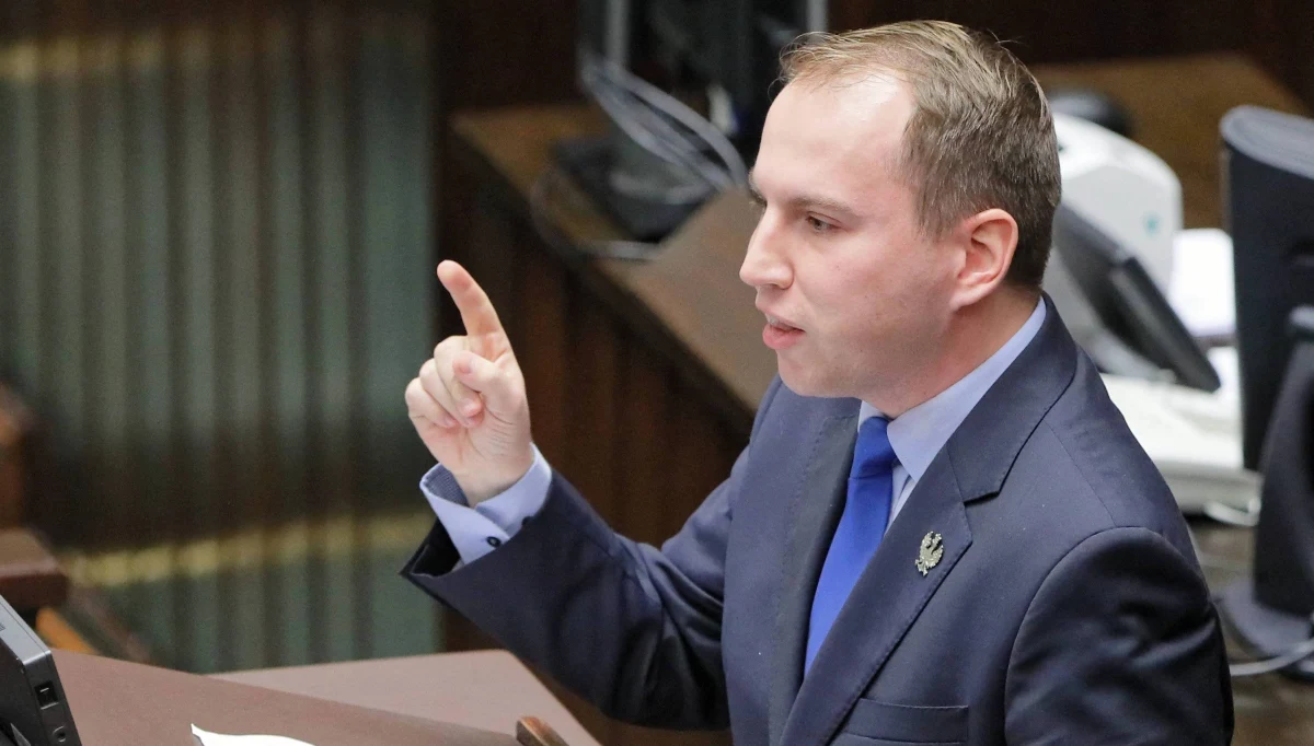 Mogło dojść do sfałszowania prawie 300 podpisów na listach poparcia Młodzieży Wszechpolskiej w wyborach samorządowych w 2014 r. - dowiedział się "Superwizjer" TVN. Prokuratura prowadzi śledztwo w tej sprawie. Dziennikarze dotarli do zeznań, które obciążają Adama Andruszkiewicza, wiceministra cyfryzacji. Do tej pory Andruszkiewicz nie został przesłuchany. 