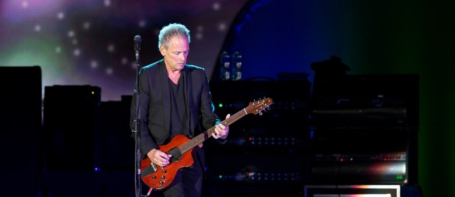 Gitarzysta Lindsey Buckingham - były członek grupy Fleetwood Mac - przeszedł operację na otwartym sercu. Choć zakończyła się sukcesem, ucierpiały przez nią jego struny głosowe muzyka. 