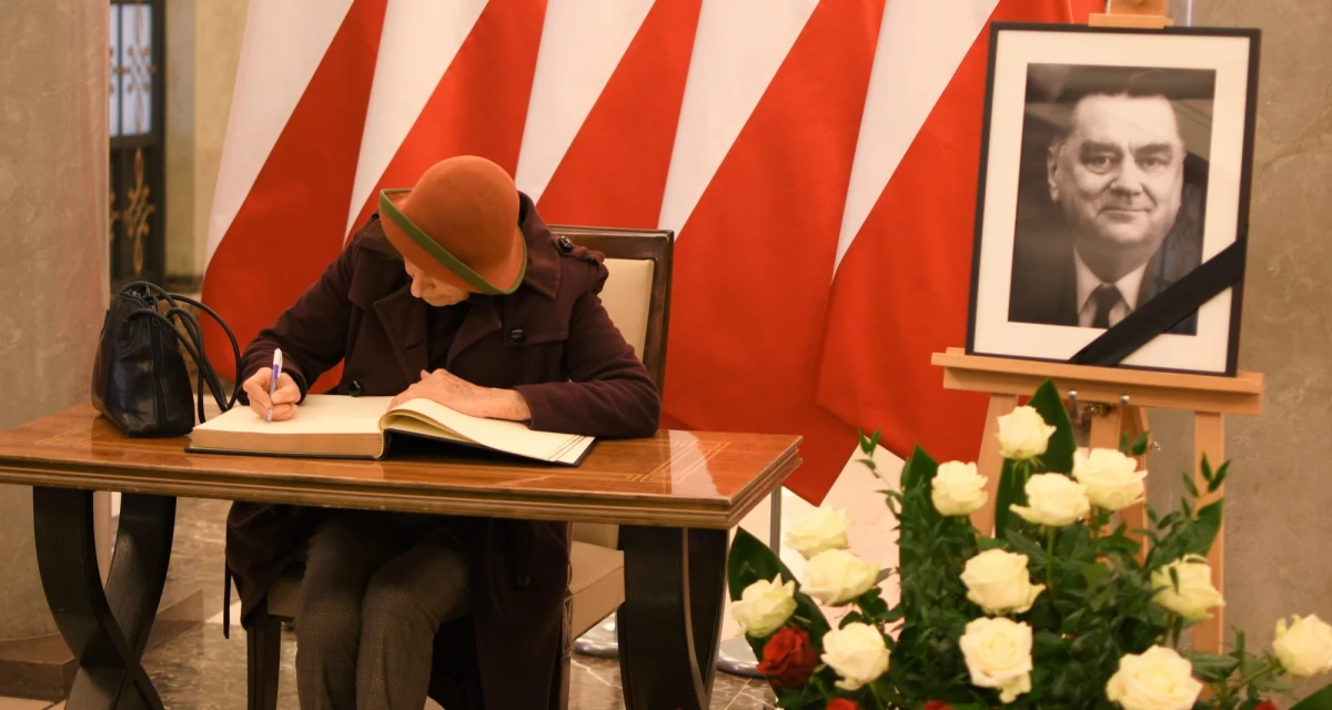 Prezydencki minister Andrzej Dera poinformował w Polsat News, że żałoba narodowa po śmierci byłego premiera Jana Olszewskiego będzie trwała dłużej niż jeden dzień. Prezydent Andrzej Duda ma ogłosić swoją decyzję w tej sprawie w najbliższych dniach. 