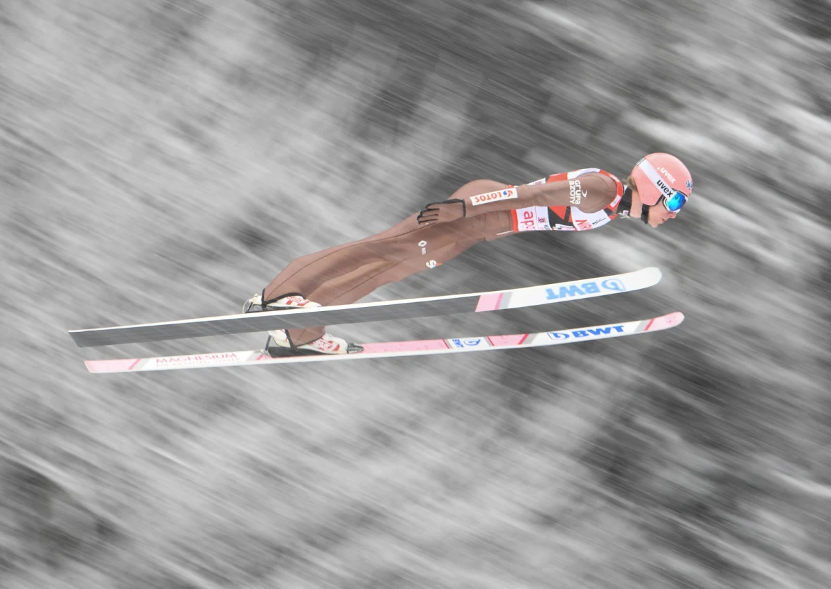 Piłkarski sezon zaczyna wchodzić w decydującą fazę. We wtorek i środę zostaną rozegrane pierwsze pojedynki 1/8 finału Ligi Mistrzów. Z kolei skoczkowie narciarscy po pobycie w Lahti przeniosą się do niemieckiego Willingen na ostatni sprawdzian w Pucharze Świata przed mistrzostwami globu, które zorganizuje austriackie Seefeld.