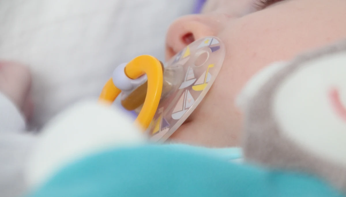 ​Policjanci z Wrocławia zatrzymali kobietę, która podczas spaceru wyciągnęła z wózka miesięczne dziecko i zaczęła je bić. Funkcjonariuszy wezwali świadkowie, którzy - jeszcze zanim policjanci pojawili się na miejscu - odebrali kobiecie niemowlę.