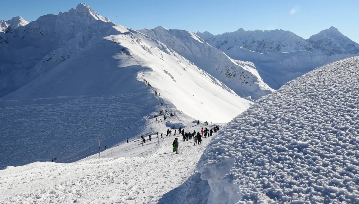 W Tatrach wieje silny wiatr, na szlaki mogą spadać gałęzie i drzewa - ostrzega w niedzielny komunikacie Tatrzański Park Narodowy. Zamknięta została kolejka na Kasprowy Wierch, nieczynne są także trasy narciarskie i nartostrady w Dolinie Goryczkowej oraz Gąsienicowej.