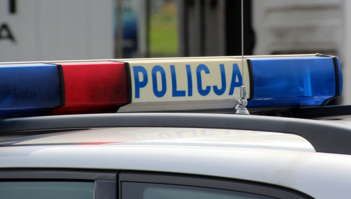 ​Dwóch policjantów zostało rannych w pościgu za pijanym kierowcą, który wcześniej potrącił pieszego.