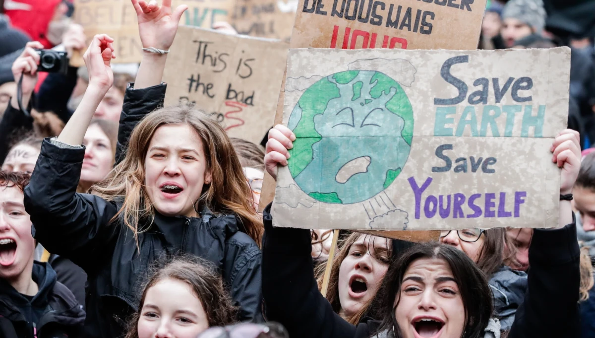 ​W Belgii polemika cotygodniowych manifestacji szkolnej młodzieży na rzecz klimatu. Od ponad czterech tygodni nastolatkowie w czasie trwania lekcji idą na wagary, by protestować. Z reguły odbywa się to za cichym przyzwoleniem szkół.
