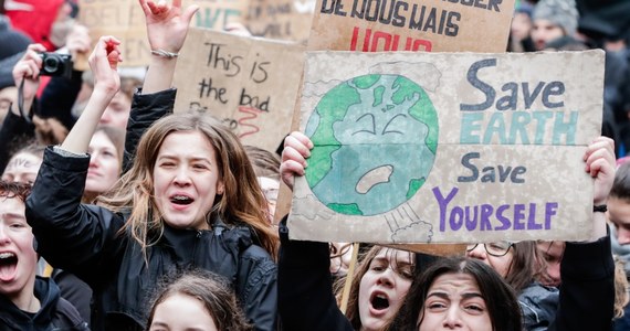 ​W Belgii polemika cotygodniowych manifestacji szkolnej młodzieży na rzecz klimatu. Od ponad czterech tygodni nastolatkowie w czasie trwania lekcji idą na wagary, by protestować. Z reguły odbywa się to za cichym przyzwoleniem szkół.