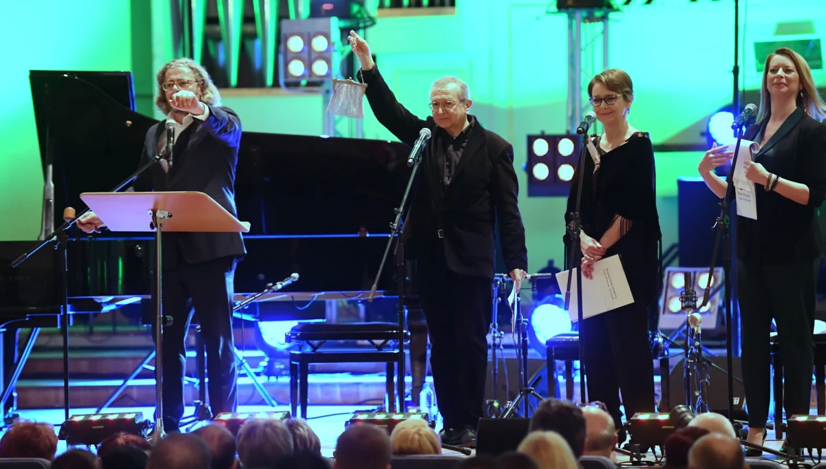 Ponad 84 tys. zł przyniosła licytacja “magicznych przedmiotów" podczas koncertu charytatywnego "Jestem, bo jesteś" w Filharmonii Krakowskiej. Dochód z aukcji, powiększony o wpływy z biletów, zostanie przeznaczony na rehabilitację i leczenie wybitnej aktorki Teresy Budzisz-Krzyżanowskiej.