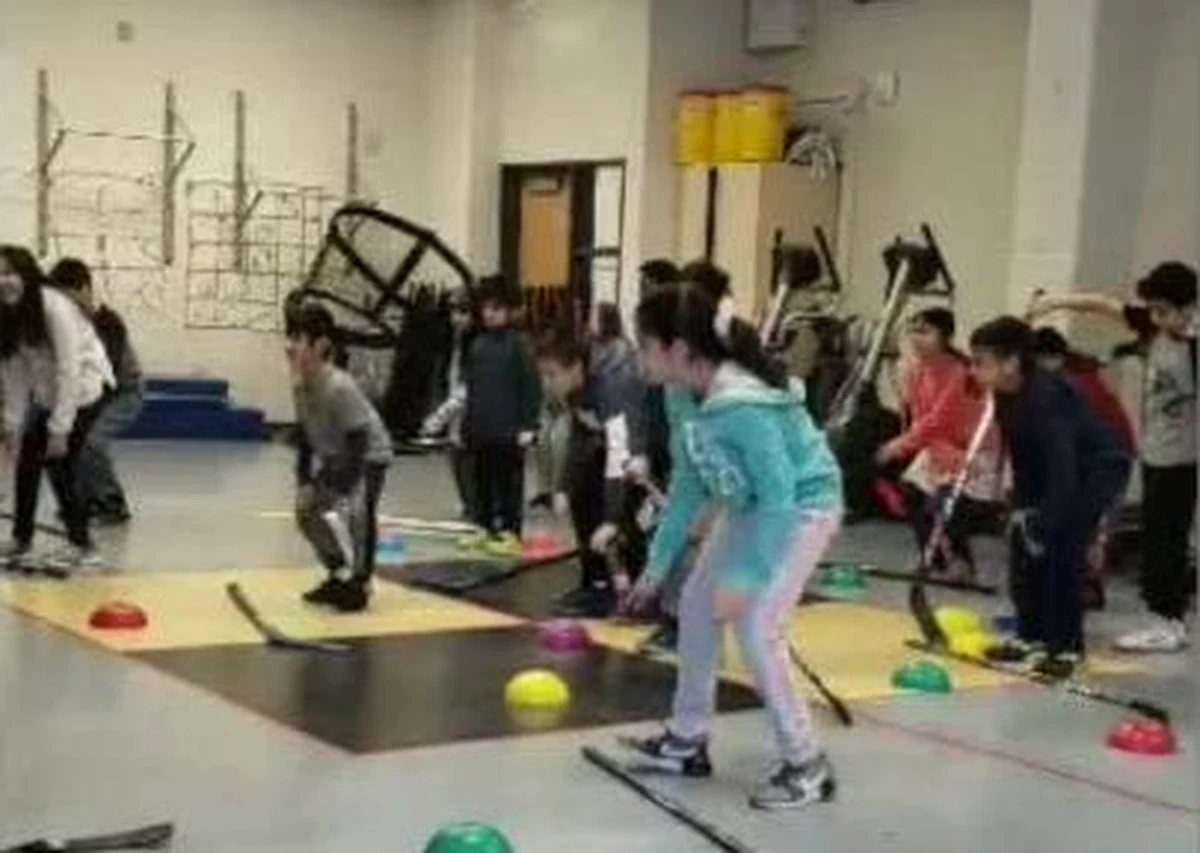 Trener z Chicago znalazł oryginalny sposób na urozmaicenie nauki gry w hokeja. Dzieci, oprócz szlifowania techniki trzymania kija i uderzania, uczyły się także... kroków tanecznych. Jak się okazuje, latynoska cza-cza nie tylko poprawia nastrój, ale również pomaga w szkoleniu przyszłych zawodowych hokeistów!