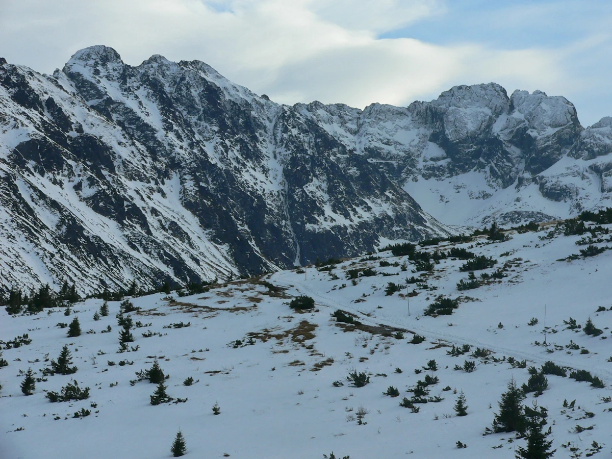 Niemal całą noc trwała akcja ratowników TOPR w rejonie Morskiego Oka. TOPR-owcy pospieszyli na pomoc dwójce wspinaczy, którzy dobę spędzili na Wielkim Szczycie Mięguszowieckim.