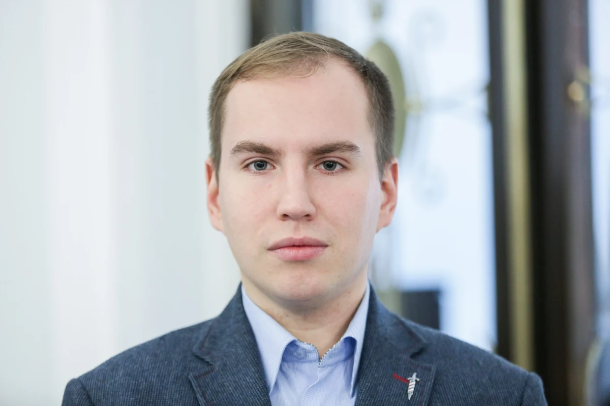 Posłowie Platformy Obywatelskiej zażądali dymisji wiceszefa resortu cyfryzacji Adama Andruszkiewicza. Chodzi o sprawę rzekomego fałszowania podpisów pod listami poparcia dla kandydatów Młodzieży Wszechpolskiej przed wyborami samorządowymi w 2014 roku. Politycy PO zapowiedzieli również wniosek o informację rządu nt. działań prokuratury w śledztwie w tej sprawie. Prokuratura Krajowa przyznała już, że śledztwo to prowadzone było przez białostockich prokuratorów "nieudolnie, opieszale, bez koncepcji".