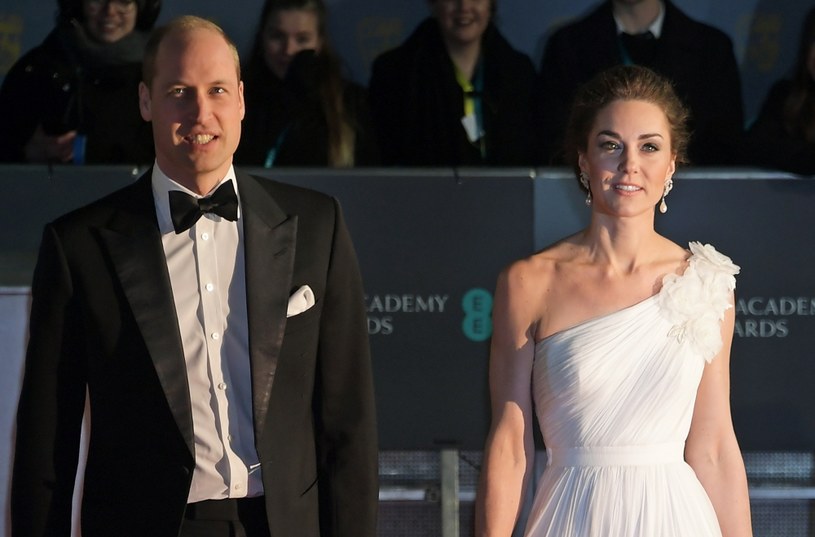 Kate Middleton i książę William przybyli na ceremonię rozdania nagród BAFTA. Podczas gali księżna zaprezentowała się w białej sukni domu mody Alexander McQueen.