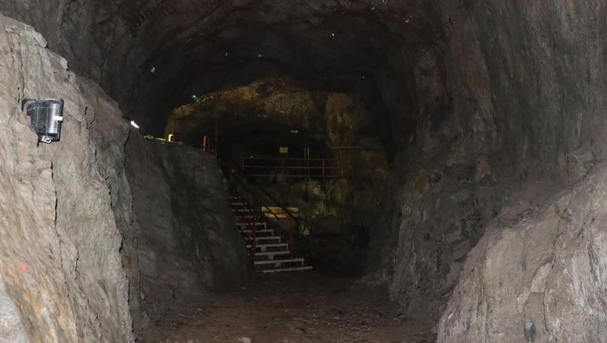 Za kilka dni może zostać wyjaśniona jedna z największych tajemnic Podziemnego Miasta „Osówka”. W ramach trwającego w kompleksie remontu oczyszczany jest tak zwany „uskok”, a to tam według części pasjonatów historii może kryć się wejście do nieznanych części kompleksu wydrążonego przez więźniów niemieckich obozów w czasie II wojny światowej.