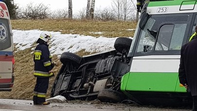 Poważny wypadek w Białymstoku. Osobówka uderzyła w autokar