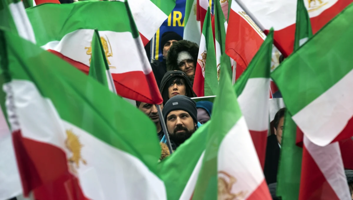 ​Przed startem szczytu bliskowschodniej w Warszawie ma rozpocząć się wielka demonstracja irańskiej opozycji i jej sympatyków w Warszawie. Wcześniej ma się odbyć specjalna konferencja prasowa z udziałem znanych polityków takich jak były burmistrz Nowego Jorku Rudolf Guliani, były premier Algierii Sid Ahmed Ghozali, czy były amerykański senator Robert Torricelli.