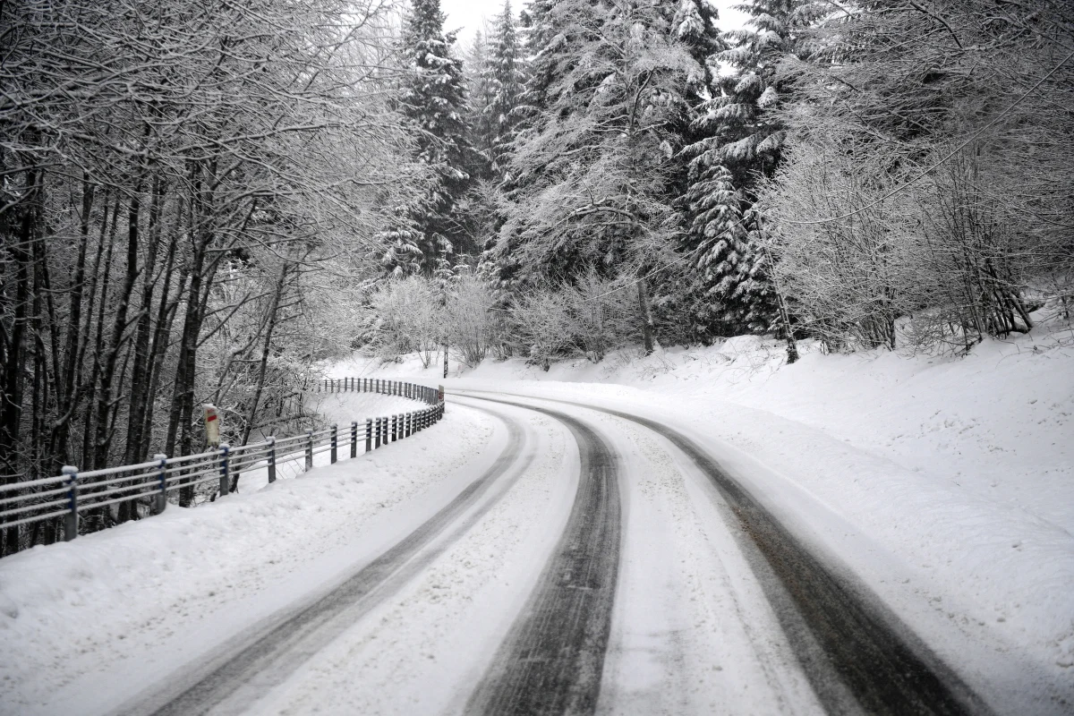 W Tatrach panują fatalne warunki - ostrzegają ratownicy TOPR.  Spadło kilkanaście centymetrów śniegu, wieje silny wiatr, a na Kasprowym Wierchu temperatura spadła do minus 12 stopni. 