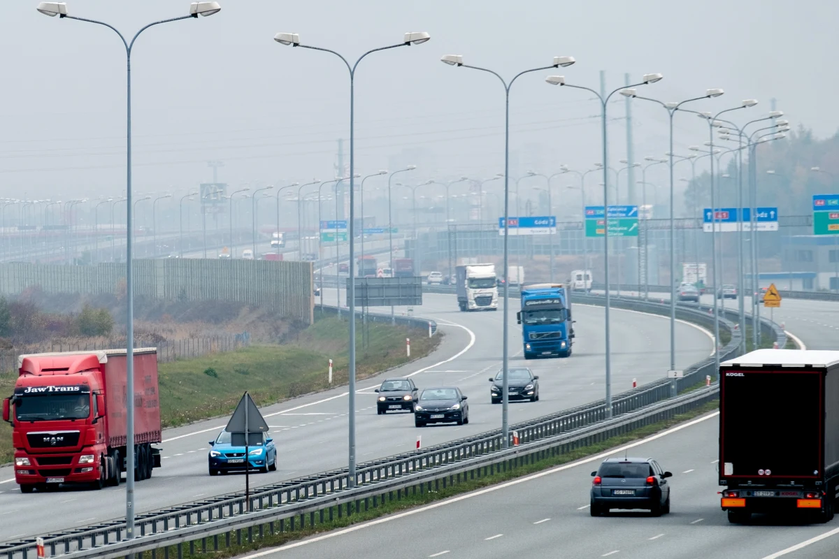 Utrudnienia na autostradzie A2, na odcinku między Łodzią a Warszawą. Na drodze w kierunku stolicy trwa protest kilkudziesięciu właścicieli lawet, warsztatów samochodowych i wypożyczalni aut. 