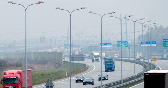 Utrudnienia na autostradzie A2, na odcinku między Łodzią a Warszawą. Na drodze w kierunku stolicy trwa protest kilkudziesięciu właścicieli lawet, warsztatów samochodowych i wypożyczalni aut. 